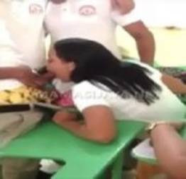 Novinha safada chupando os colegas na sala de aula
