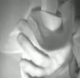 Tarado encoxou e bolinou buceta de uma casadinha com marido ao lado