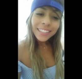 Gostosa dançando funk de vestido sem calcinha em live