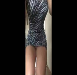 Loira de vestido sem calcinha dançando funk
